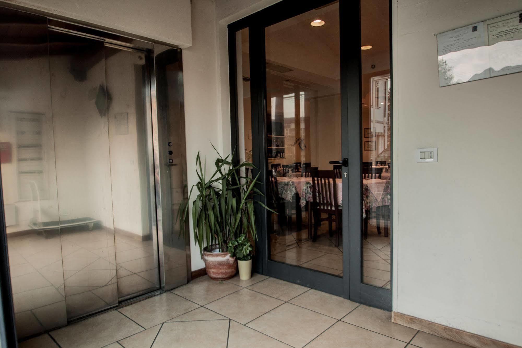 Hotel Ristorante Bertolini Piazza al Serchio Ngoại thất bức ảnh